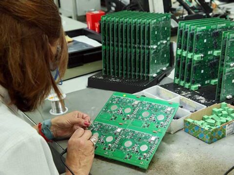 Montaje de placas electrónicas en la planta de Getafe